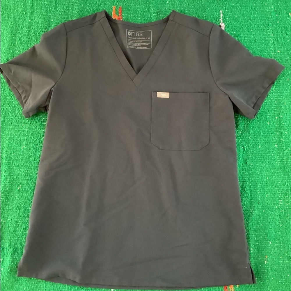 Figs Gray Technical Collection scrub top -SZ M
Pit to pit 19”
Length 25”